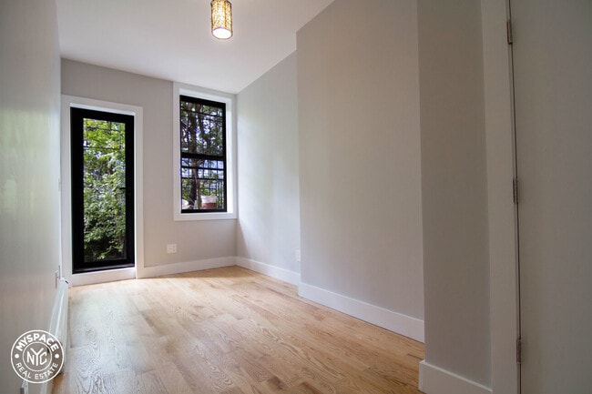 Building Photo - 1042 Putnam Ave