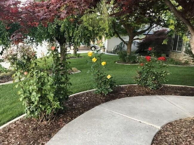 Building Photo - 4 bed, 3 bath well appointed home with top...