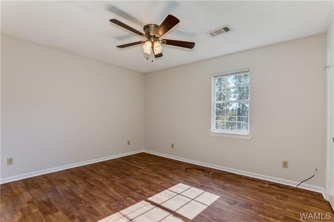 Building Photo - Nice 3 Bed 1.5 Bath Available in July! Cal...