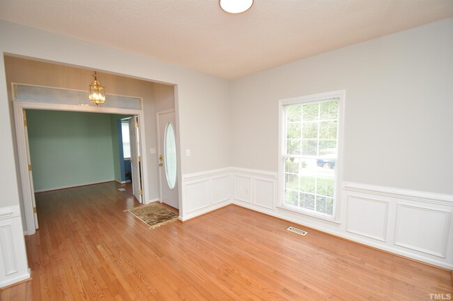 Building Photo - 220 Ravenstone Dr