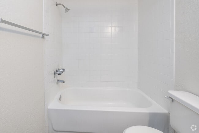 3BR, 2BA - 1,400SF - Bathroom - Taylor Heights LLC