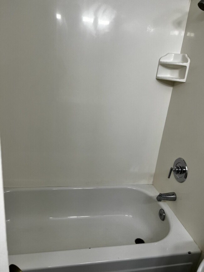 Building Photo - 2-Bed 1 Bath Near East Lake Mead