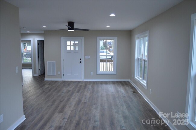 Foto del edificio - 620 W Bell St