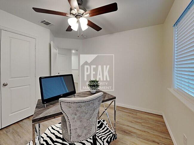 Foto del edificio - Beautiful Townhome: 3 Bed/2.5 Bath located...
