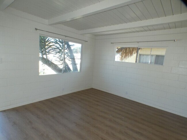 Building Photo - Clean and Bright 2 Bedroom 1 Bath Duplex