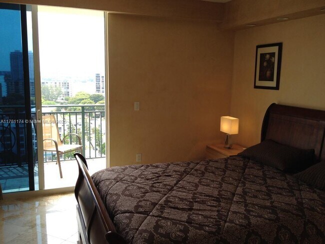 Foto del edificio - 17555 Atlantic Blvd