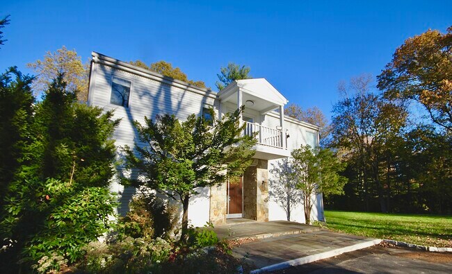 Foto del edificio - 106A Comstock Hill Ave