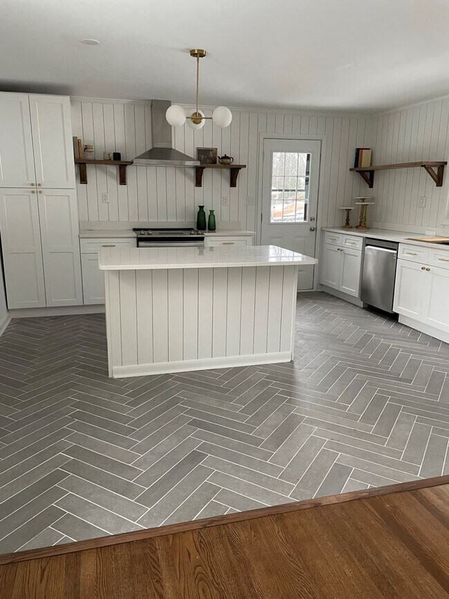 Foto del edificio - 4 Bedroom Remodeled House off Old Forest Road