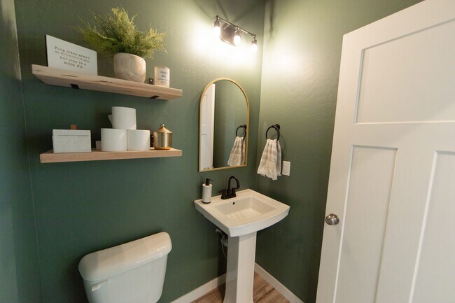 Foto del edificio - Spacious 4-Bedroom Home Awaits in Eagle Mo...
