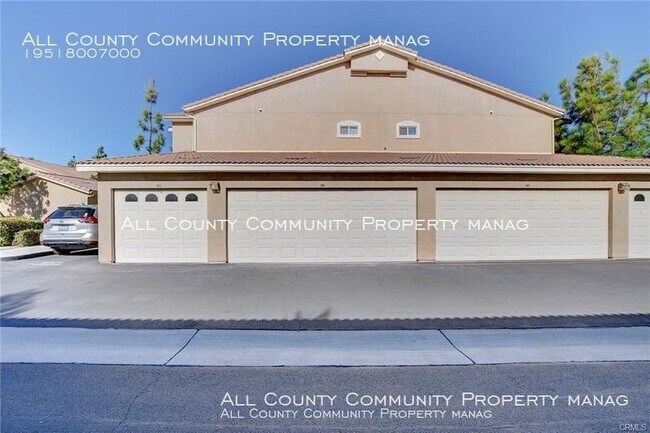 Building Photo - 3 Bed 2 Bath 1st Ground Level Condo for Re...