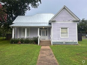 Building Photo - 607 Mills St