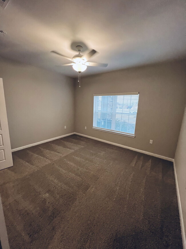 Foto del edificio - 400 Willow Grv Wy