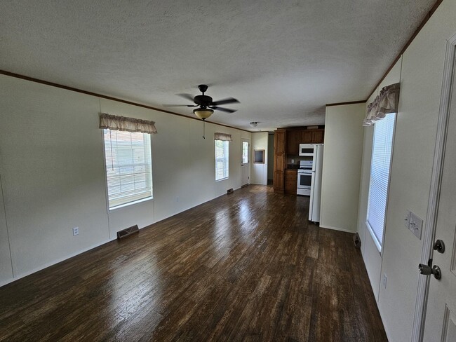 Foto del edificio - 411 Elmwood Cir