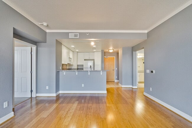 Building Photo - Large 2BR/2BA Condo with Spacious Balcony ...