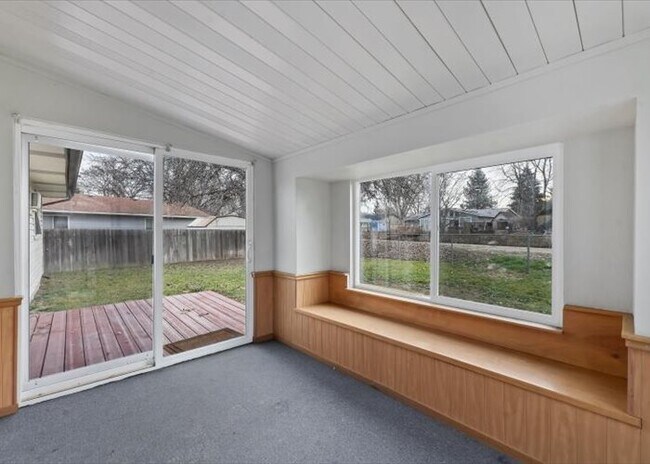 Foto del edificio - 1319 E Victory Rd