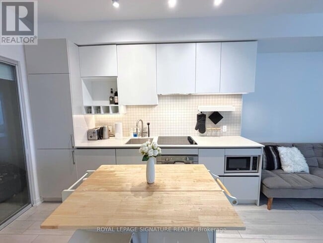 Building Photo - 950 Portage Pkwy