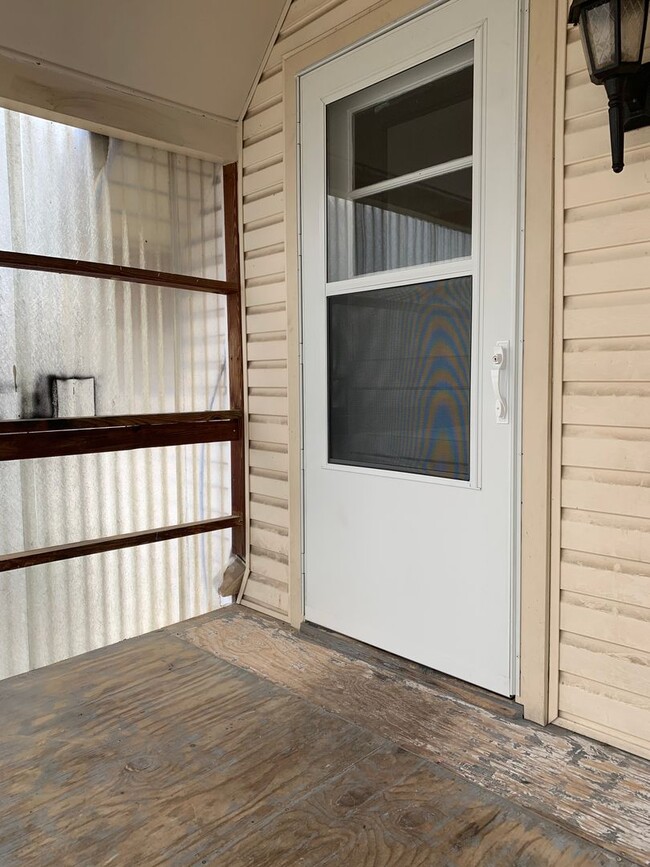Building Photo - 405 Garlinger Ave