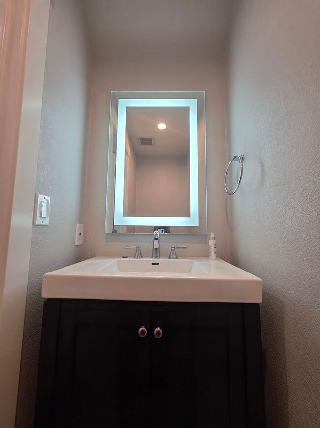 Foto del edificio - 2 Story 2bd/1.5ba  Townhouse near Commute ...