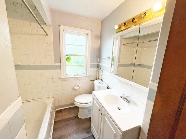 Building Photo - 3 BED 1.5 BATH BEAUTIFUL SINGLE FAMILY HOM...