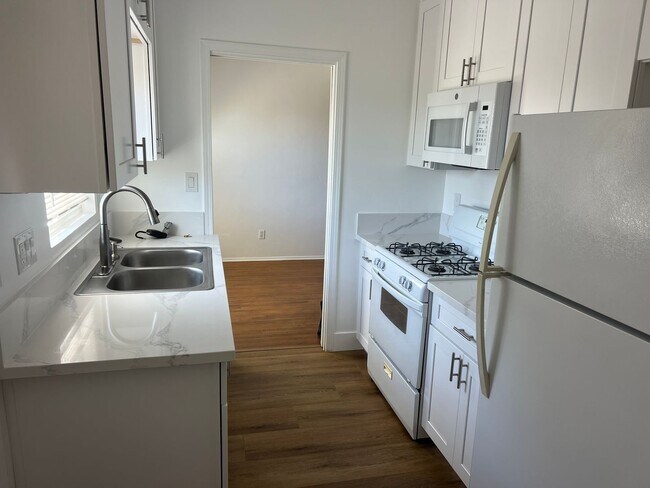 Building Photo - 2 Bed/1 Bath Newly Remodeled Home Featurin...