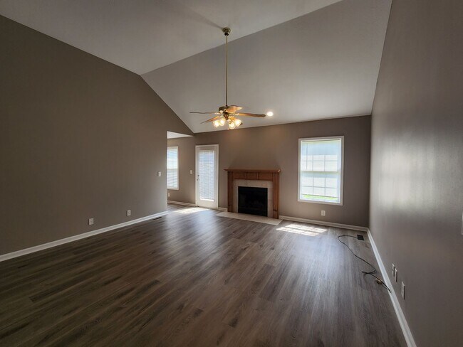 Foto del edificio - $1700 - 3 Beds 2 Bath + Bonus Room