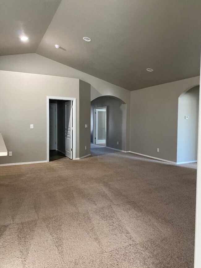Building Photo - Three bedroom house