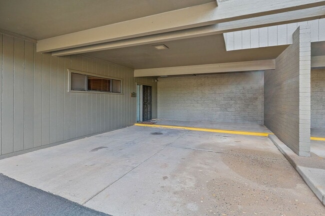 Building Photo - 2650 Valley View Dr