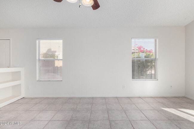 Foto del edificio - 3025 E Woodland Dr