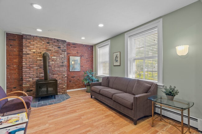 Building Photo - 32 Trumbull St