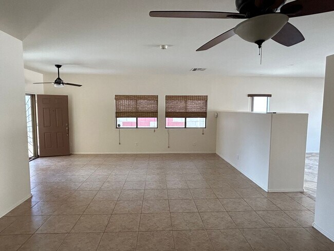 Foto del edificio - 4 bed 2 bath single level home!