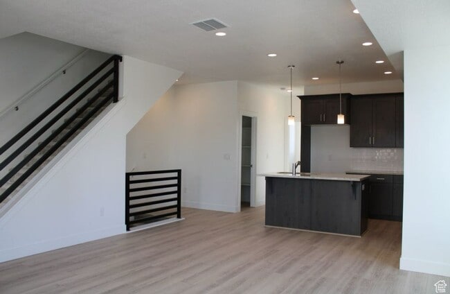 Building Photo - 140 E Abbeville Ct