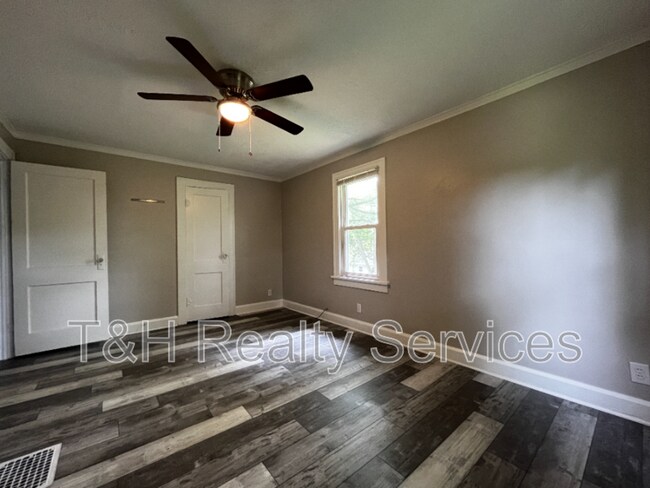 Foto del edificio - 4860 E 14th St