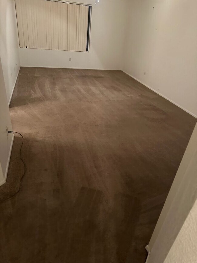 Foto del edificio - 2 BEDROOM, BOTTOM FLOOR CONDO