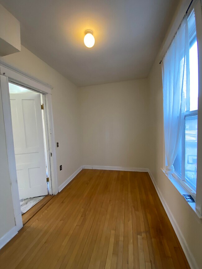 Foto del edificio - 2443 W Augusta Blvd