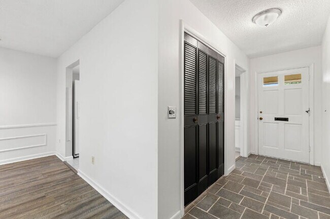 Foto del edificio - "Spacious 2-Bed, 2-Bath Condo Oasis in Prime Clearwater Location – 55+ COMMUNITY