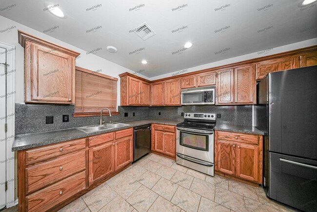 Foto del edificio - 484 Timber Ridge Rd