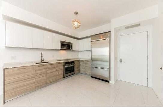 Building Photo - 1300 Brickell Bay Dr