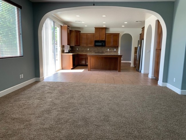 Building Photo - Gorgeous 5 Bedroom Tulare Home for Rent!