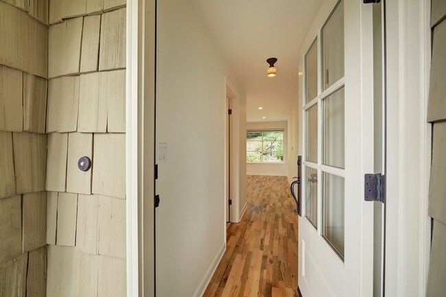Building Photo - 3Bd/1Ba Seattle House