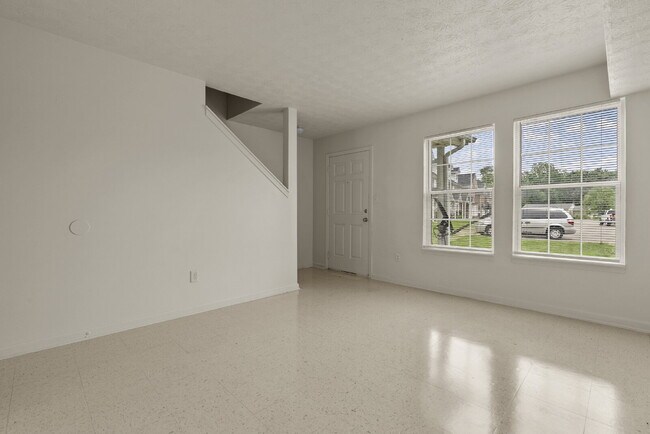 Foto del edificio - Charming Two Bedroom Townhome in South Louisville, Family-Friendly Neighborhood!