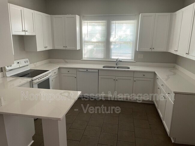 Building Photo - 745 Walnut Woods Cove N