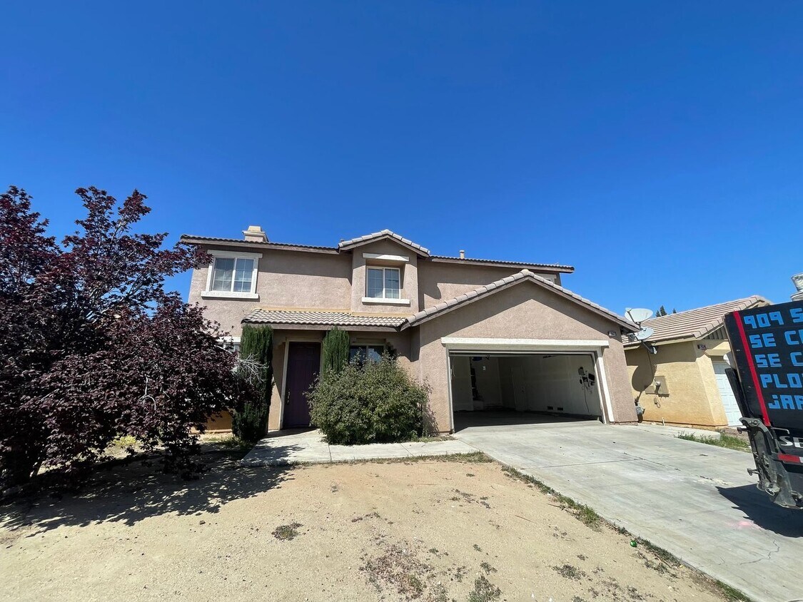 Foto principal - Spacious 6 Bedroom Home for Rent