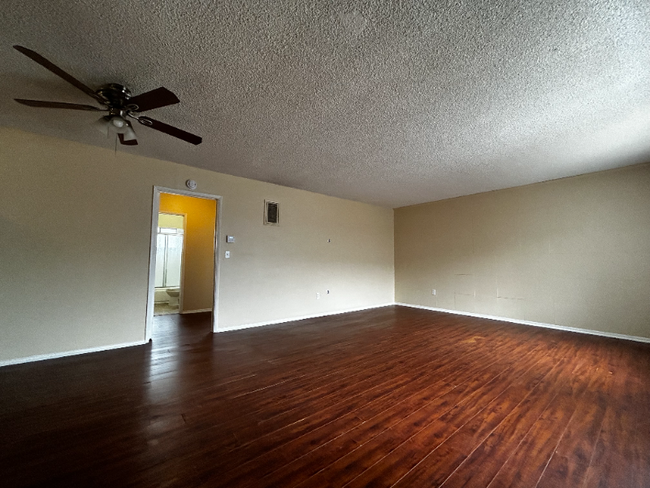 Building Photo - 1545 Mentone Ave