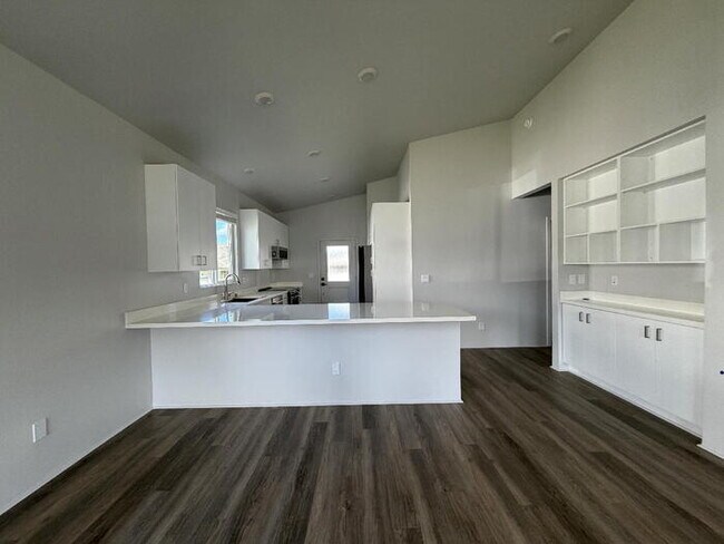 Building Photo - To register for the showing time, note the 4 digit code: 5963 and click "APPLY NOW."(mobile:orang...