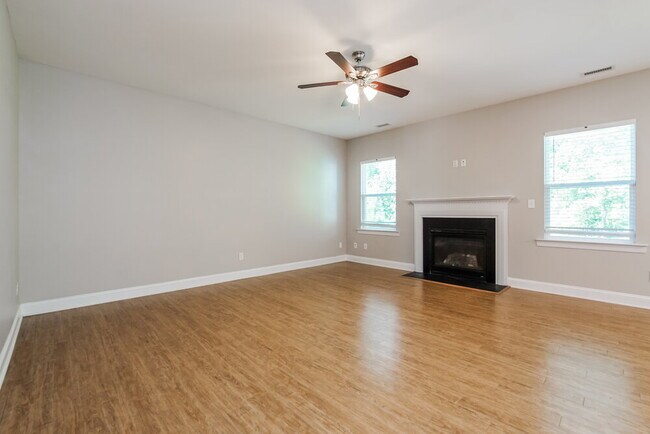 Foto del edificio - 204 Flowers Crest Way