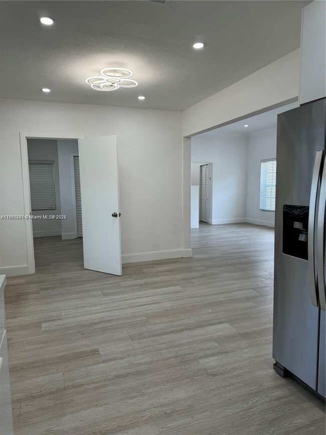 Foto del edificio - 693 NE 80th St