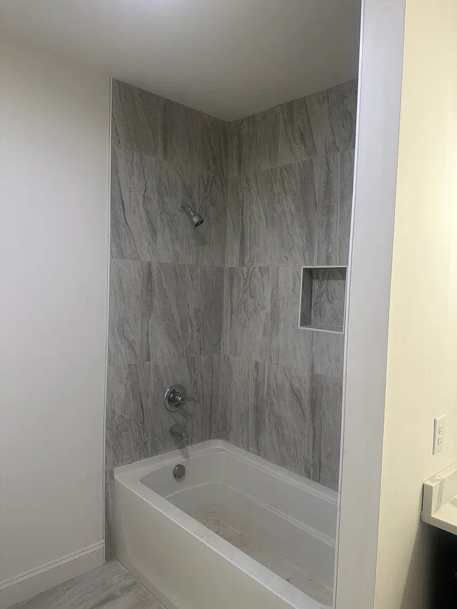 Foto del edificio - Room in House on Dixon Cir