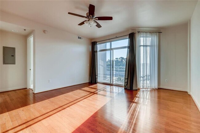 Building Photo - 711 Cosmopolitan Dr NE