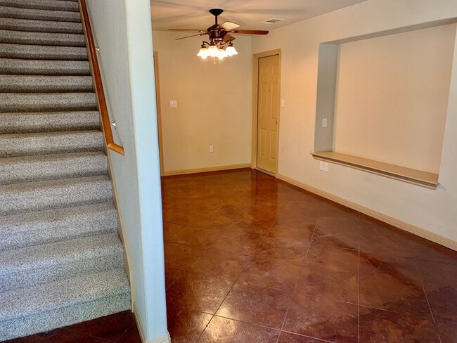 Building Photo - Beautiful 2 Bed/2.5 Bath Home in Round Roc...