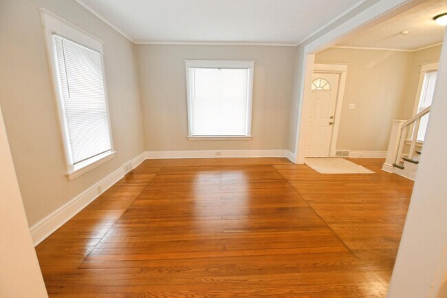 Building Photo - Close to Notre Dame, newly remodeled 3 bed...